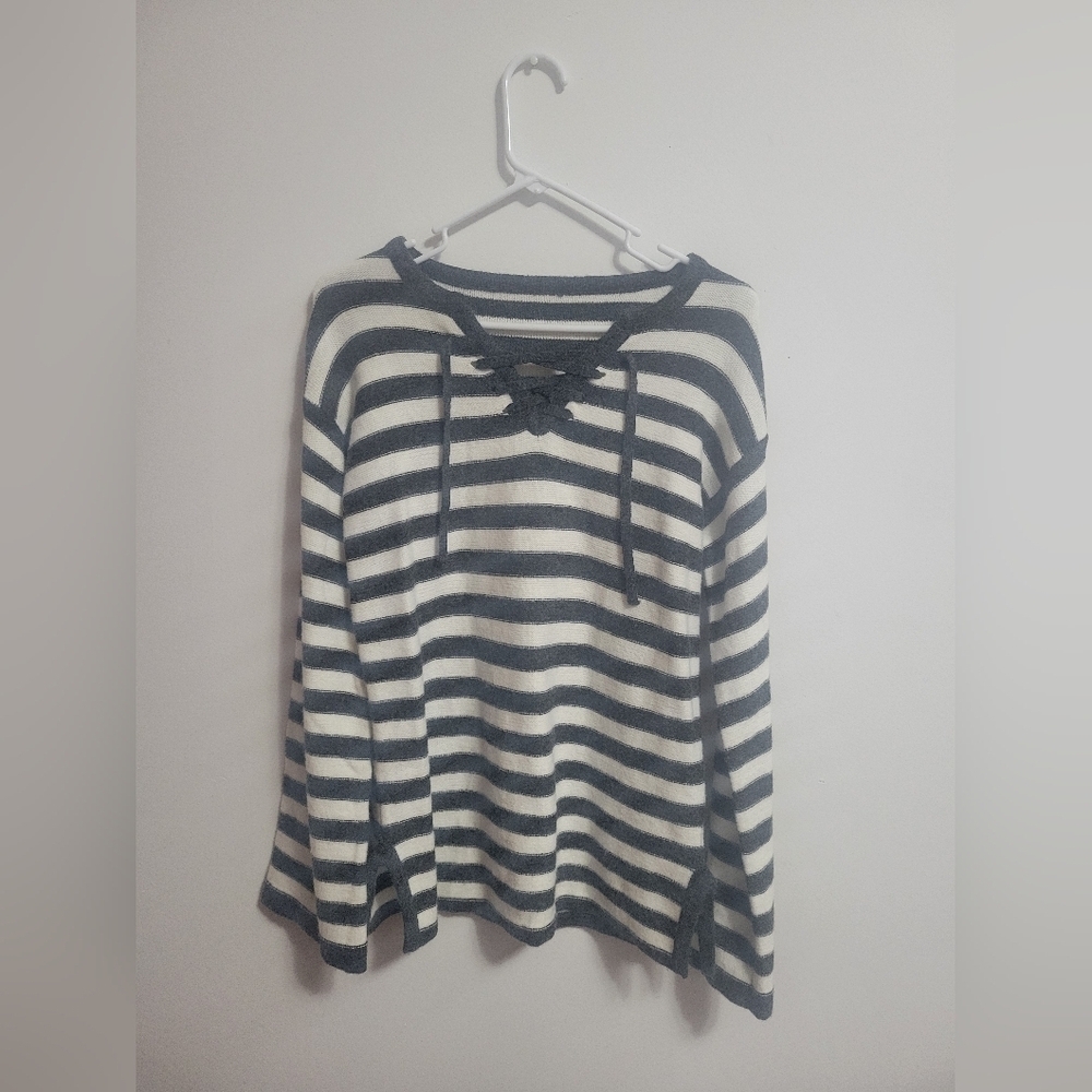 GUC- White & Gray long-sleeved sweater Size Small